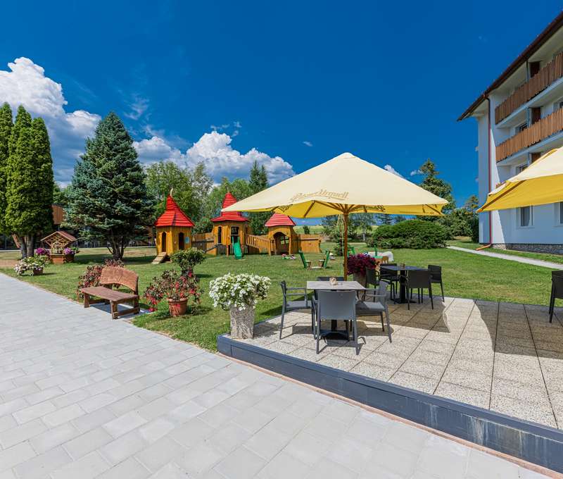 Hotel Lesana**** je obklopený krásne upraveným dvorom