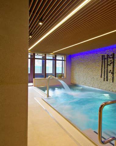 Wellness tvorí krytý bazén, 3 sauny (fínska, parná, infra), oddychová miestnosť a ľadové vedro