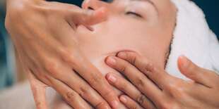 Masáž tváre a dekoltu s maskou