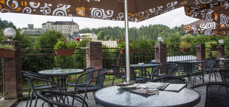 K hotelové restauraci patří terasa s kouzelným výhledem