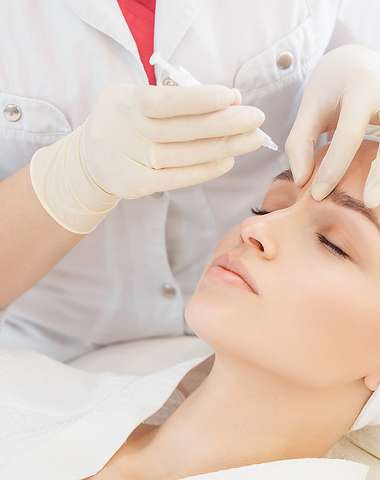 Stop vráskam - aplikácia účinnej látky špecialistkou na estetickú dermatológiu