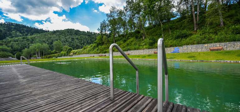 Teplota vody závisí od počasia, jej hodnota sa pohybuje medzi 22 - 26 °C