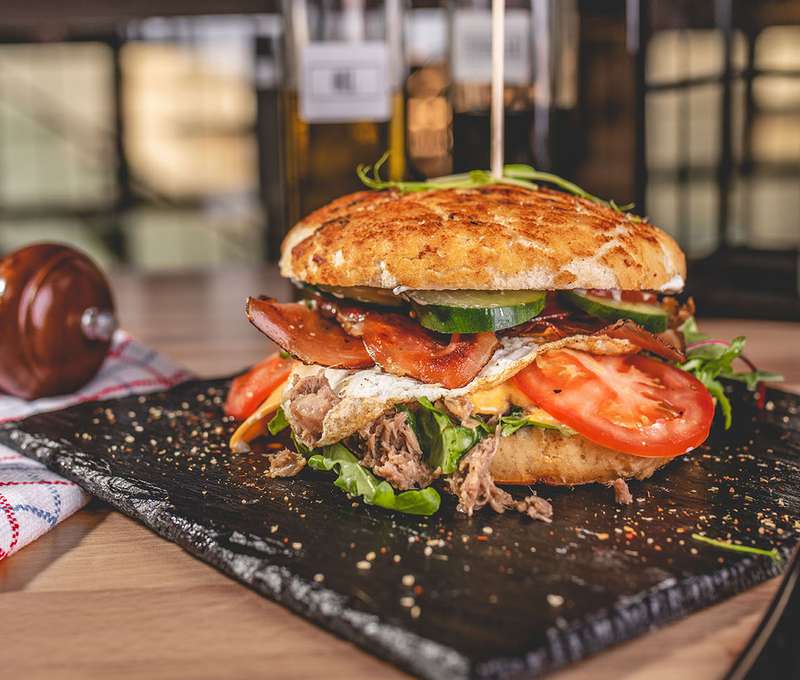 Pražský burger z trhaného bravčového pečeného mäsa