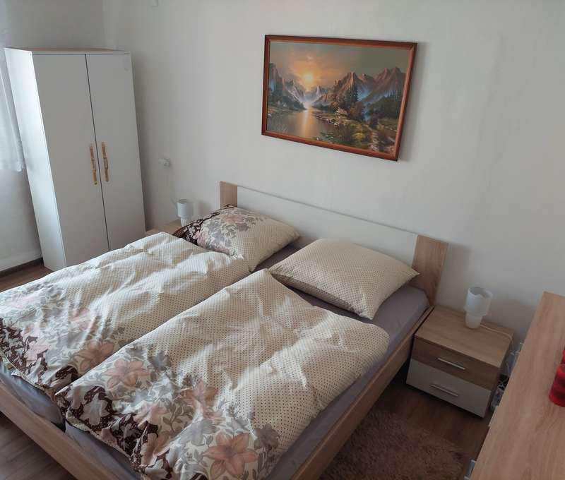 Apartmán má 1 spálňu (vybavenú manželskou posteľou, veľkou komodou a šatníkovou skriňou)