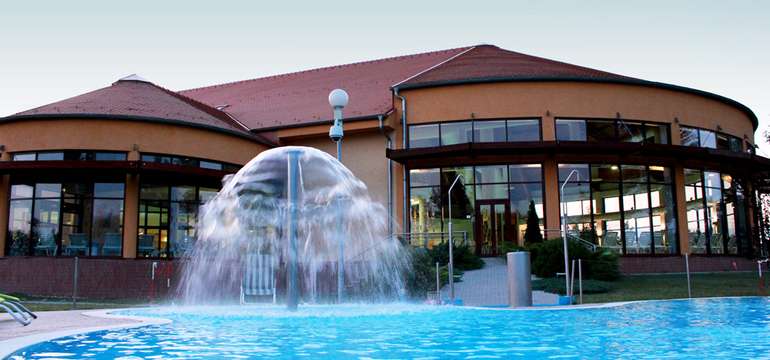 Wellness Hotel Patince****, výhľad na vonkajší bazén