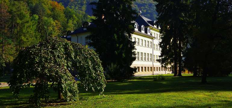 Hotel Skalka*** sa nachádza cca 10 minút chôdze od centra Rajeckých Teplíc