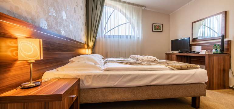 Všetky izby a apartmány sú elegantne zariadené v prírodných teplých farbách