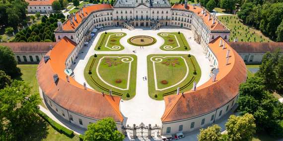 Zámok Esterházy vo Fertőde a historický Sopron s cestovnou kanceláriou Travelholic/Maďarsko - Fertőd