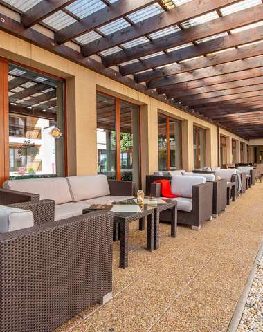 Príjemné posedenie vonku vo Wellness Hotel Diplomat****