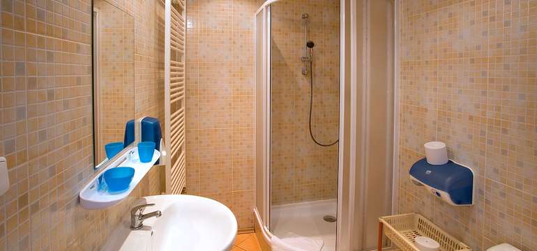 Súčasťou apartmánov je, samozrejme, aj kúpeľňa s WC