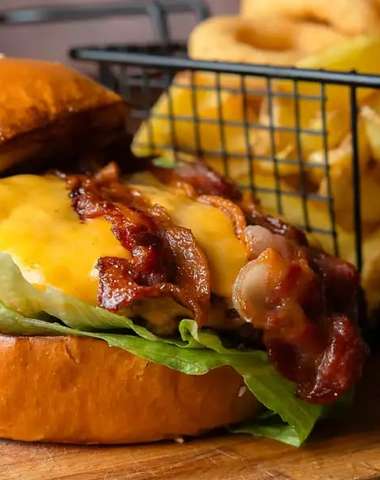 Poctivý hovädzí burger s poriadnou porciou príloh