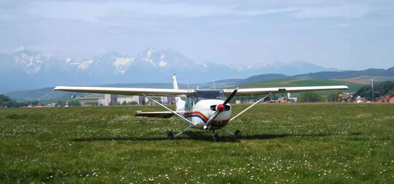 CESSNA C172 predstavuje štvormiestny jednomotorový hornoplošník