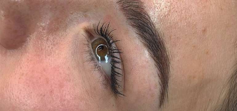 Dokonalé obočie s technikou Combré alebo microblading