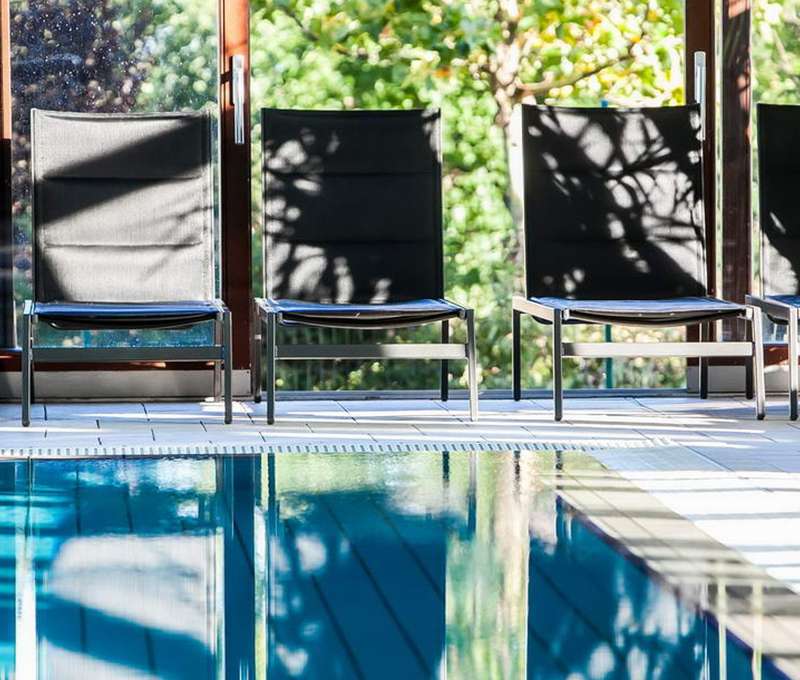 Liečivá voda v krytých aj v nekrytých bazénoch ponúka celoročnú pohodu a relax