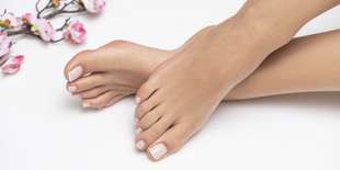 Wellness pedikúra "pomarančový relax" s parafínovým zábalom