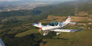 Let športovým lietadlom s možnosťou pilotovania