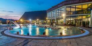 K relaxu v Termy Szaflary prispeje množstvo masážnych lavíc, vodných trysiek a gejzírov