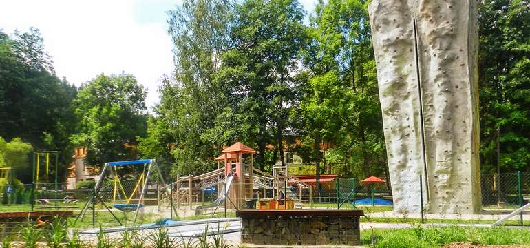 K hotelu patří mnoho možností sportovního a zábavného vyžití včetně velkého dětského hřiště