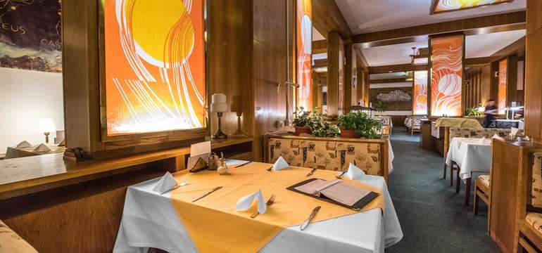 V hoteli sa nachádza aj priestranný lobby bar so širokou ponukou nápojov a pochutín