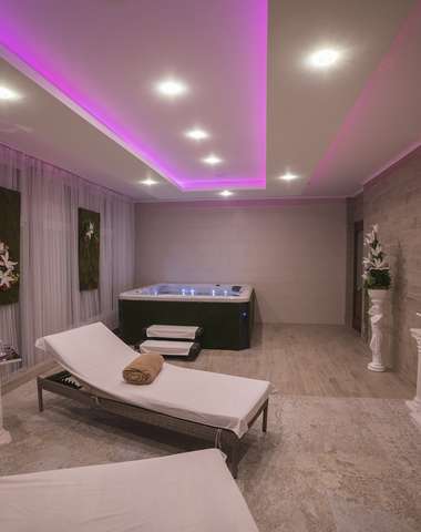 Relax zóna s jacuzzi, infra saunou a odpočivárňou s krbom