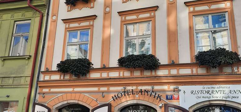 Hotel Antik Hotel sa nachádza na Dlhej ulici priamo v srdci Starého Mesta