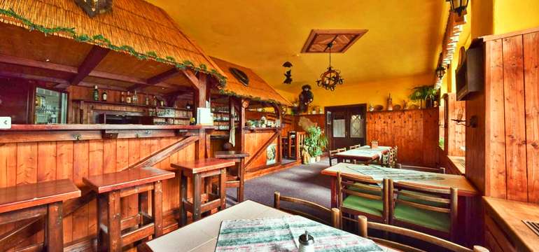 Restaurace je příjemné místo nejen k jídlu, ale i k posezení se skleničkou