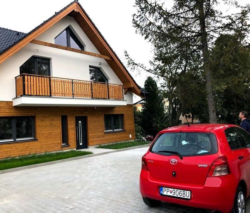 Parkování je pro vás zajištěné na soukromém parkovišti před vilou