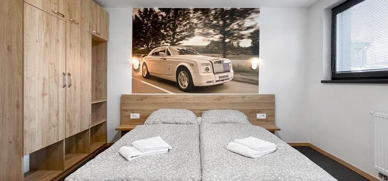 Možnosť ubytovania v tematickom hoteli Double Red Cars Hotel