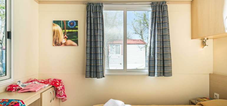 Mobilný domček vo Villaggio San Francesco má 2 spálne, kuchynský kút, kúpeľňu a terasu