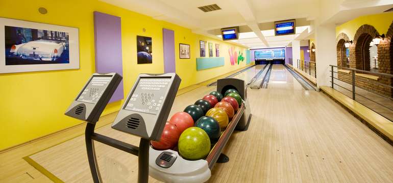 V Grand Hotelu*** Třebíč můžete svého soutěžního ducha probudit při hře bowlingu