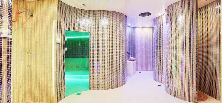 Wellness centrum Apollo ponúka bazén s niekoľkými atrakciami, vírivku a tri rôzne sauny