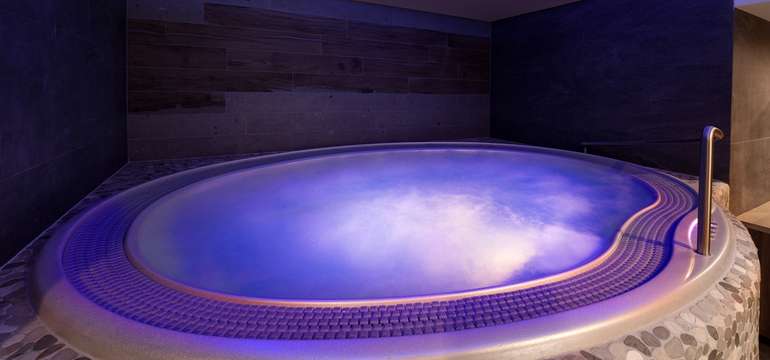 Wellness v Hoteli Ovruč: Vírivka v luxusných priestoroch