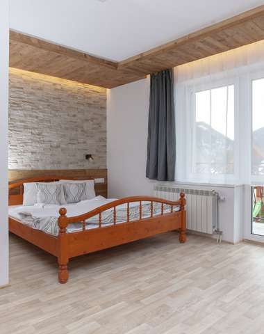 Samostatný apartmán na prvom poschodí. Spolu štyri izby s vlastnou kúpeľňou.