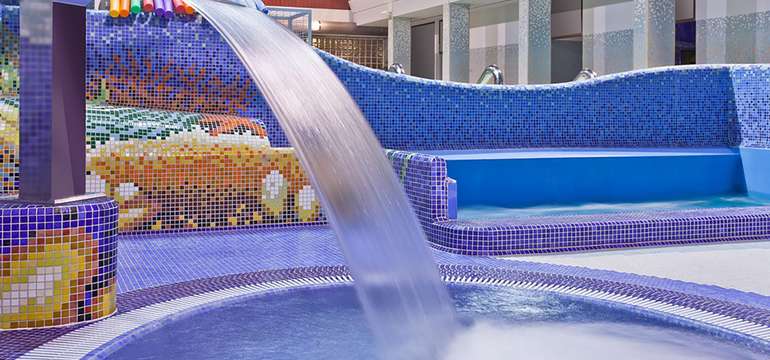 Aquapark s bazénom, vírivkou a toboganom