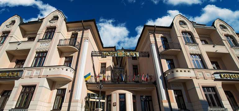 Hotel MOST SLÁVY*** sa nachádza v centre Trenčianskych Teplíc, na okraji kúpeľného parku