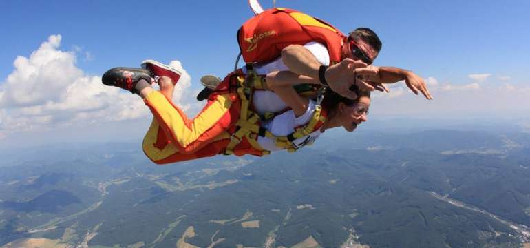Tandemový zoskok padákom z výšky až 4000 m - na výber 5 letísk