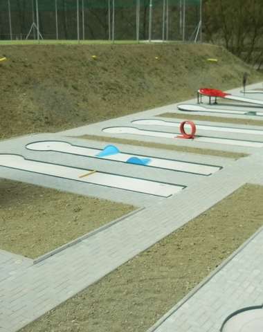 18 jamkové minigolfové ihrisko
