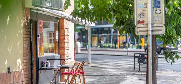 Burger Bar sa nachádza na rohu Továrenskej