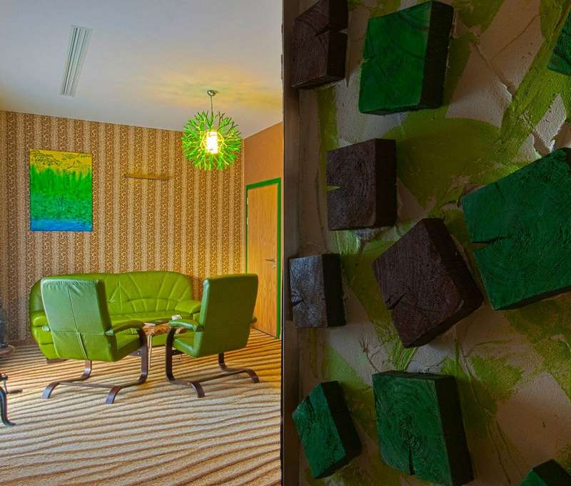 Zelený apartmán s prírodnou výbavou z dreva a originálnymi dizajnovými doplnkami