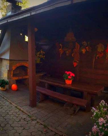 Dovolenkový domček ma aj dve vonkajšie posedenia s krbom a grilom