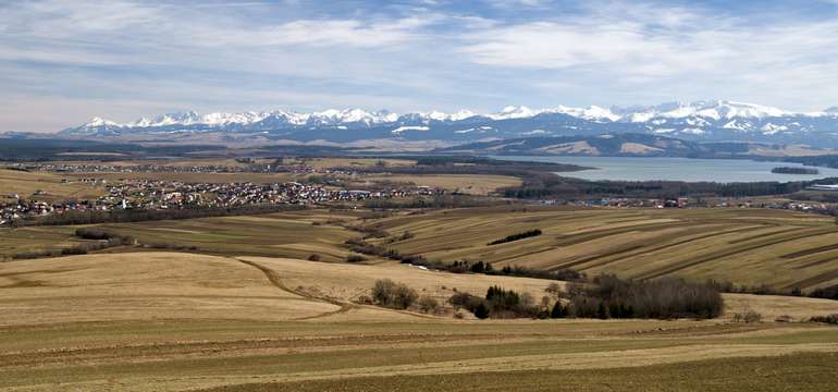 Panoráma Oravskej priehrady s Tatrami v pozadí