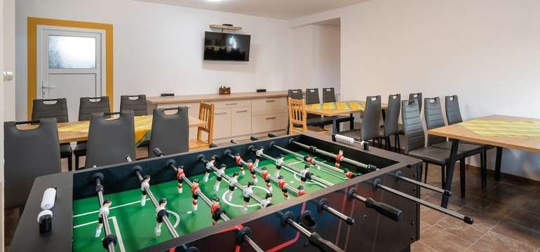 Spoločenská miestnosť so stolným futbalom