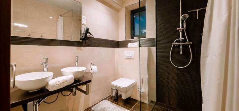 Moderne zariadené kúpeľne so sprchovacím kútom