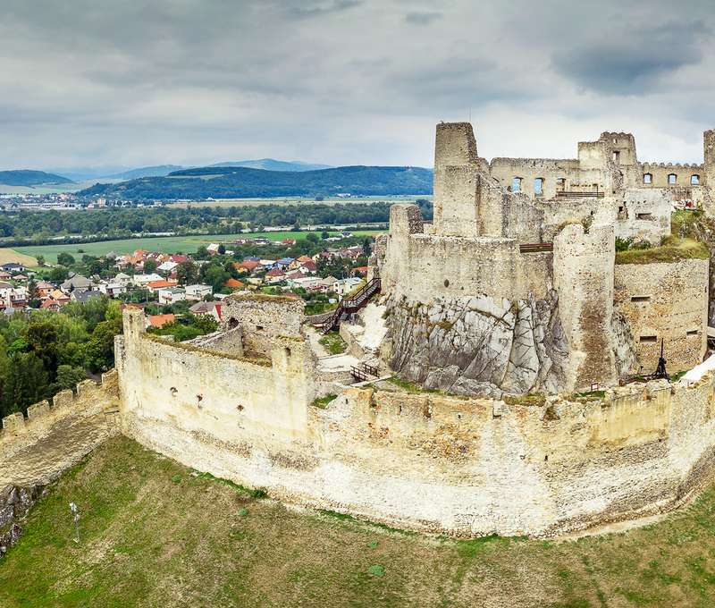 Legendami opradený hrad Beckov na Považí