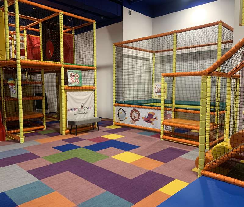 Preliezky, trampolína, farebné guličky, dlhá šmýkačka, autíčka a veľa ďalšieho