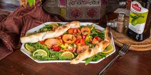 Zeleninový šalát s údeným lososom, olivovým olejom a bagetkou