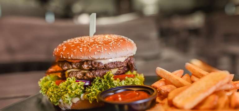 Burger s hranolčekmi a BBQ omáčkou