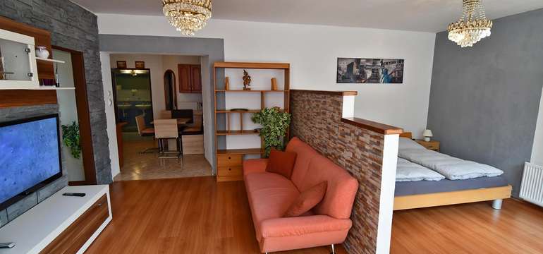 Ubytovanie v zadnom rodinnom apartmáne (4+1) 