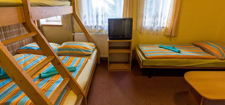 Pokoje v chatě jsou zařízené v obdobném standardu jako v hotelu