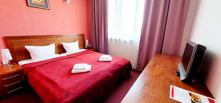 Pohodlné manželské postele, SAT TV, wifi, chladnička, čaj na izbách zdarma